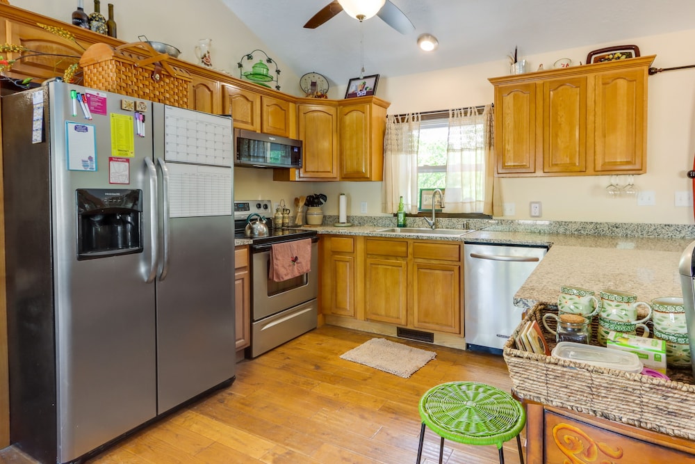 Tranquil Camdenton Vacation Home w/ Screened Porch view 4