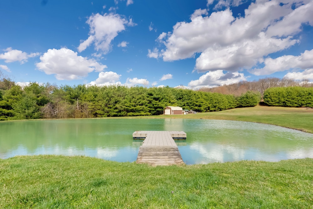 Game Room & On-site Pond: Laurelville Retreat!