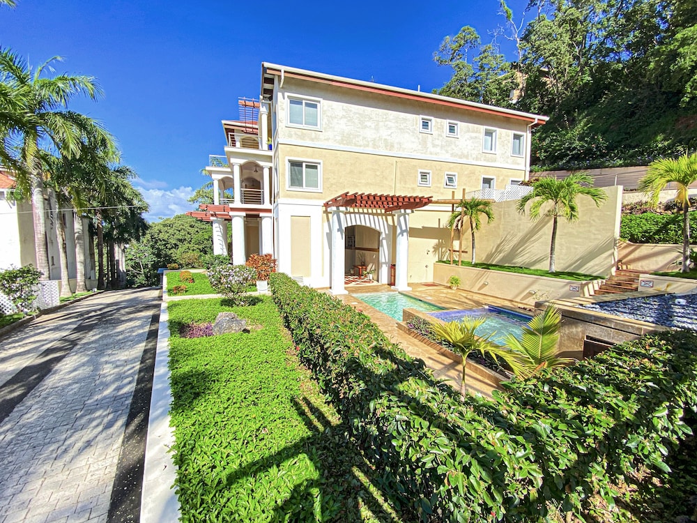 Sea Vue Luxury Vacation Condominiums