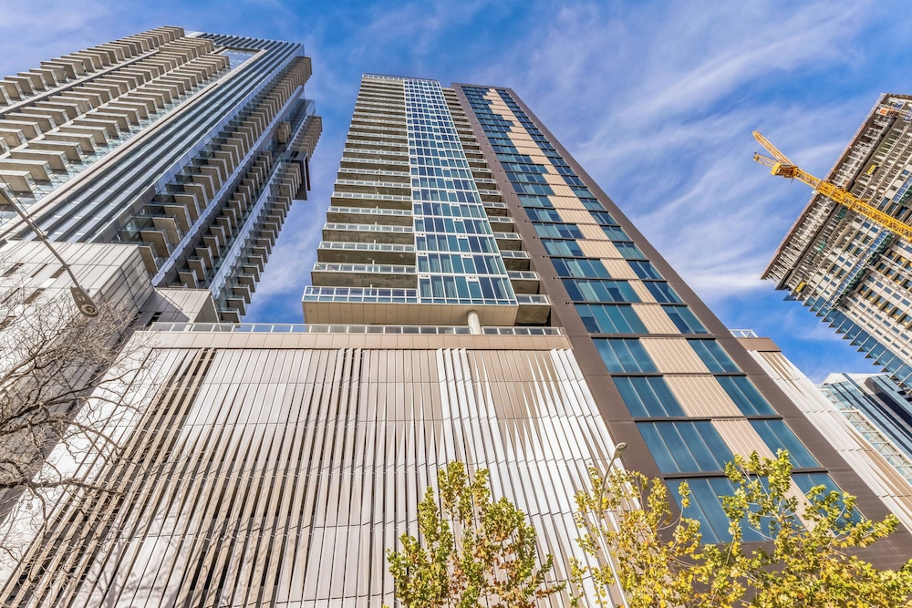 High Rise Luxury Condo With Lake & City Views - Image 1