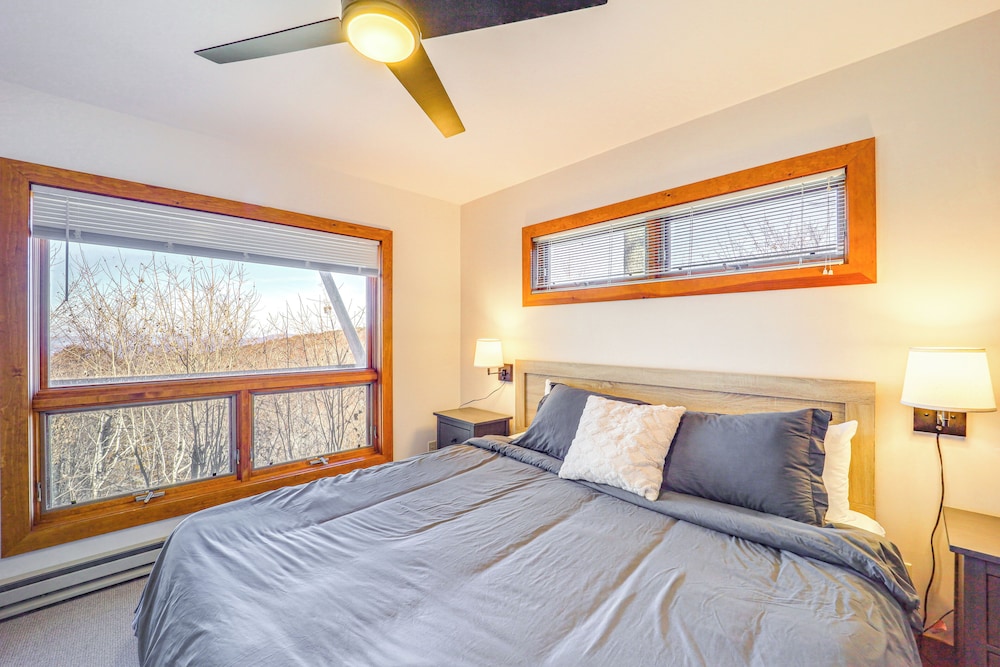 Deck, Fire Pit & Game Room: Beech Mountain Retreat