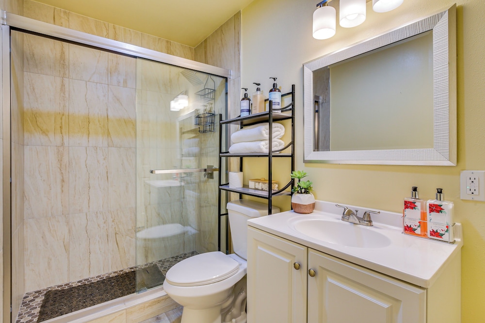 4 Mi to Lake Arrowhead: Cabin w/ Grill & Deck!
