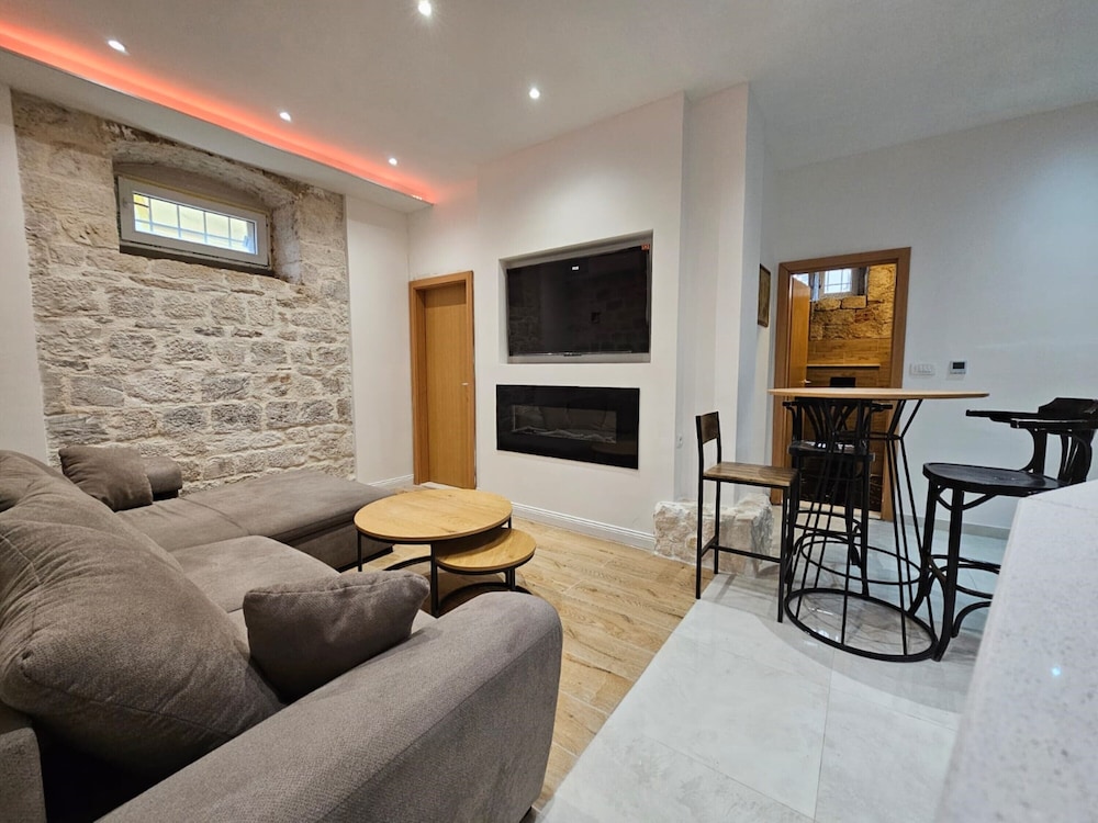 Apartment Antonio, on the Seafront With Garden