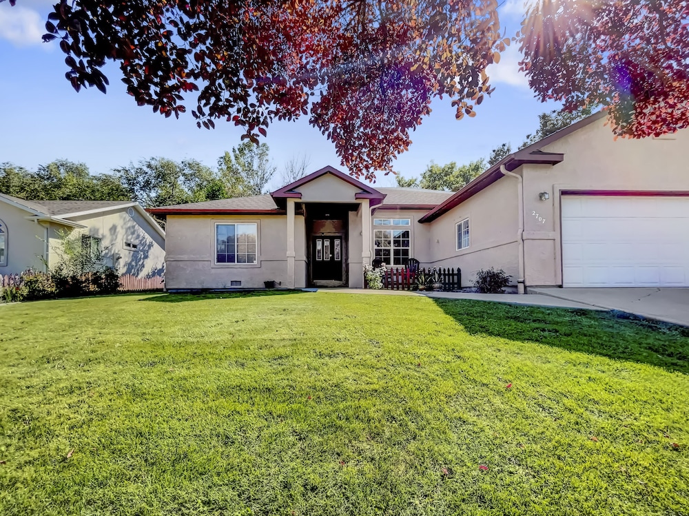 Paradise Hills Oasis 4 Bedroom Home