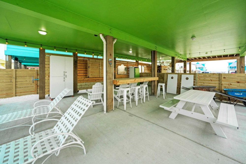 Sleeps 21, 2 Homes Private Pool, Patio Lounge w/ Fire Pit, Bar, TV, & Games