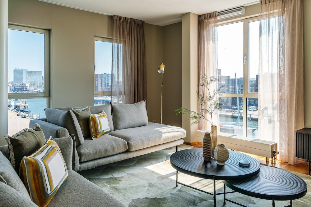 Harbor Breeze: Modern Stay