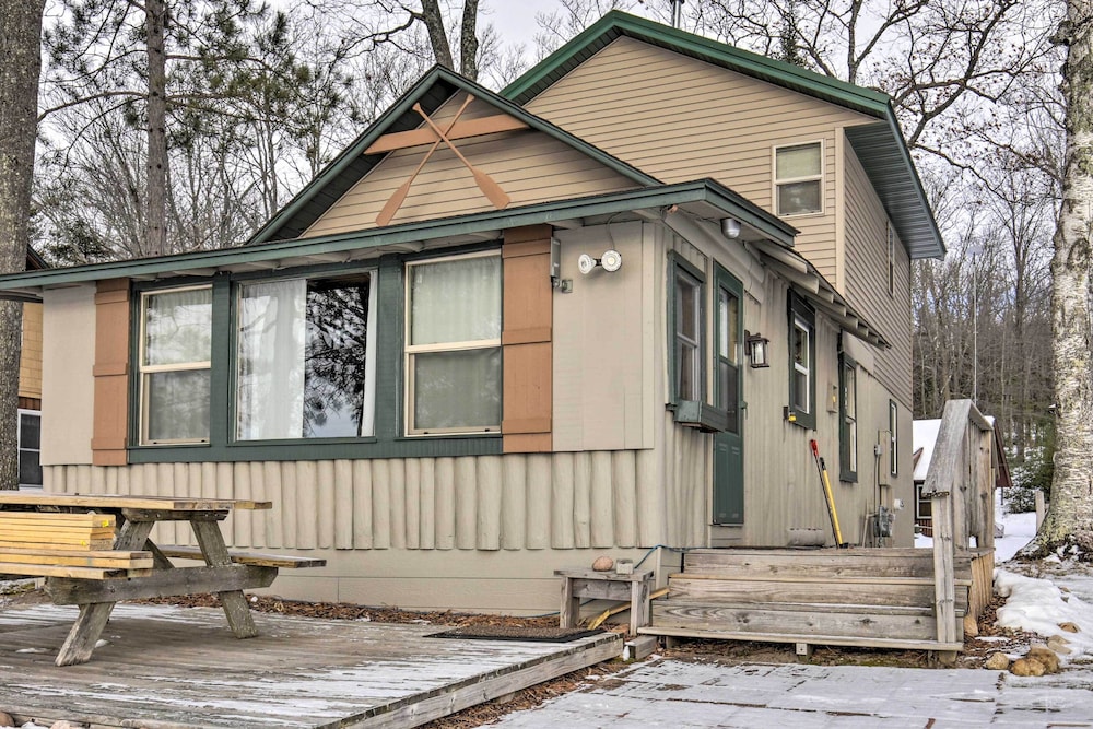 Charming Lost Lake Cabin: Fish, Boat & Hunt!