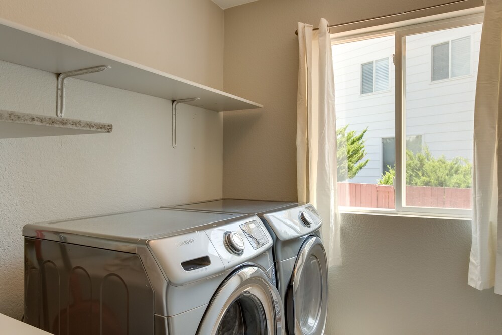 Spacious Aurora Home: 20 Mi to Downtown Denver!
