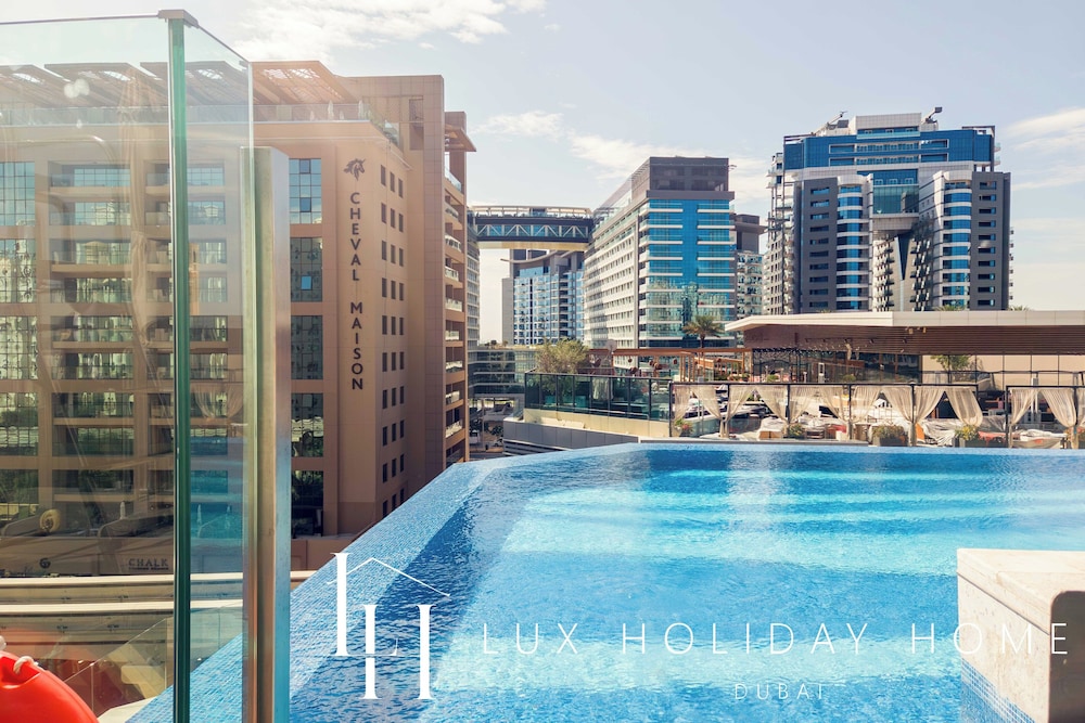 LUX Iconic Views at Palm Tower Studio