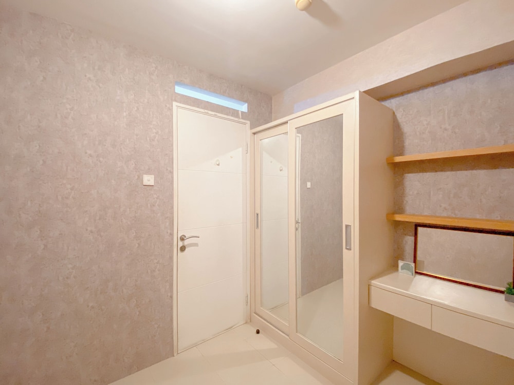 Comfy and Strategic 1BR with Extra Room at Bassura City Apartment