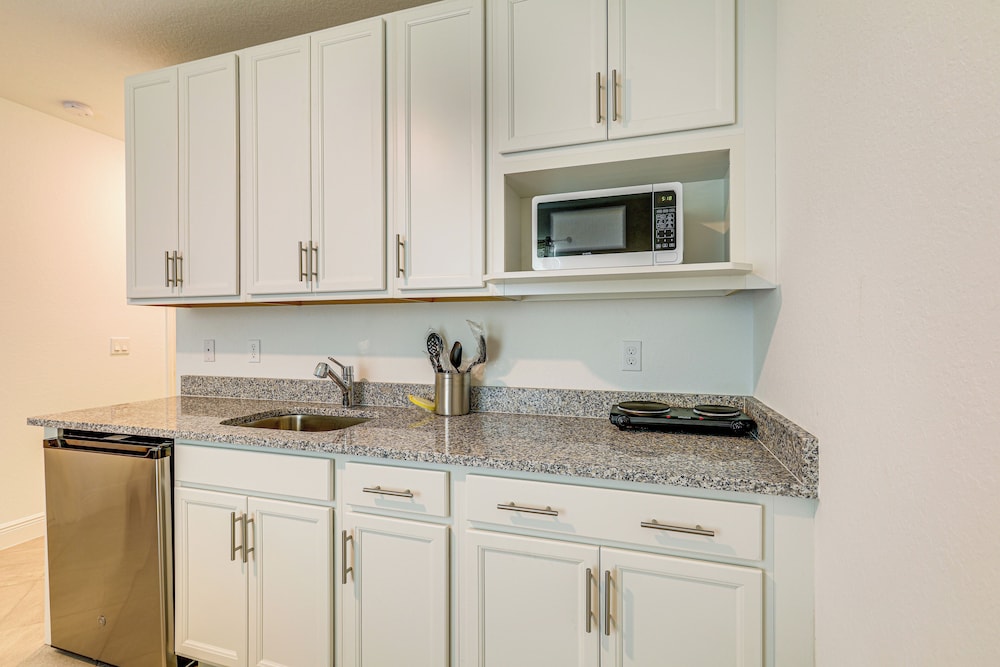 Beach-hop & Golf! Port St Lucie Apt w/ Shared Yard