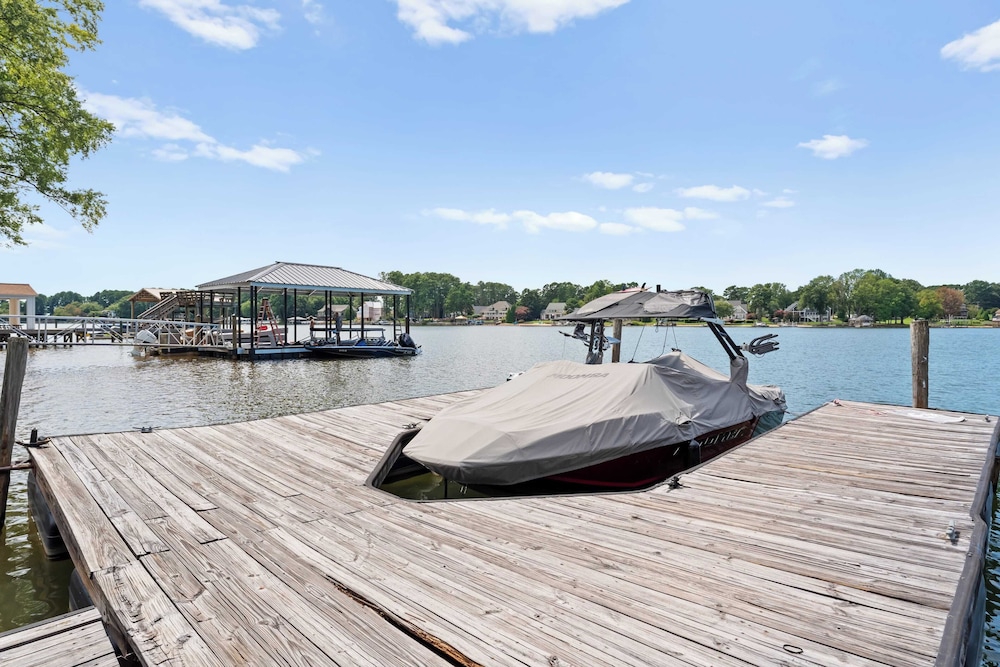 Lake Norman Waterfront Home w/ Covered Porch, Sunset Views & Easy Access to Dining, Shopping & Uptown Charlotte Adventures Sunsets on Shoreline
