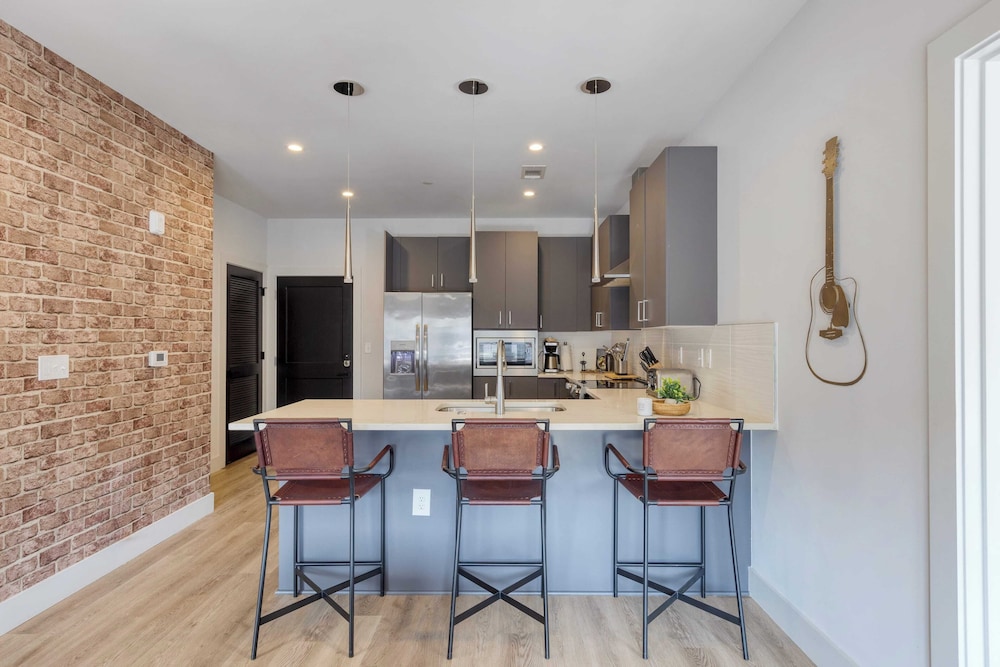 Sleeps 24 4 Modern Midtown Apartments w/ Gym + Pool Walkable to Shops & Eats