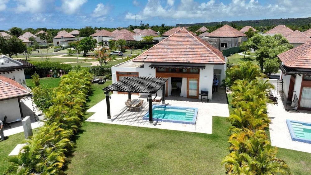 Luxurious Punta Cana Villa With Private Pool & Beach Access