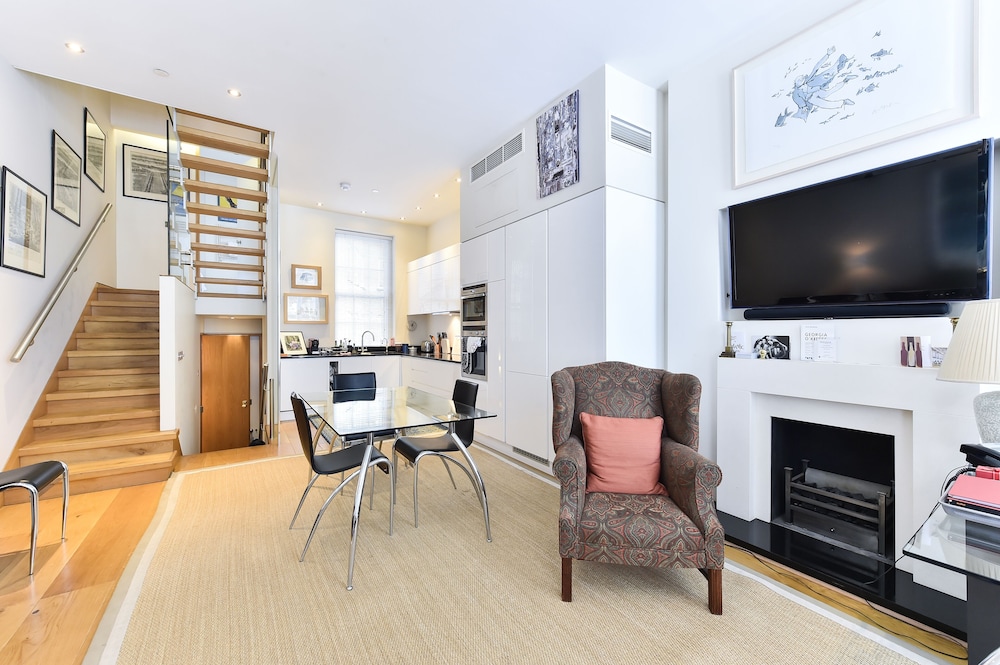 JOIVY Elegant 3 Bed Apt With Rooftop Terrace In Pimlico