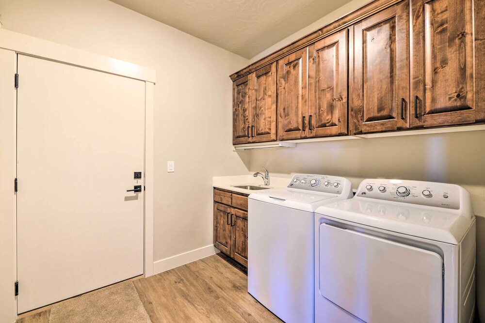 Stunning Adobe Home Overlooking Silver Reef view 3