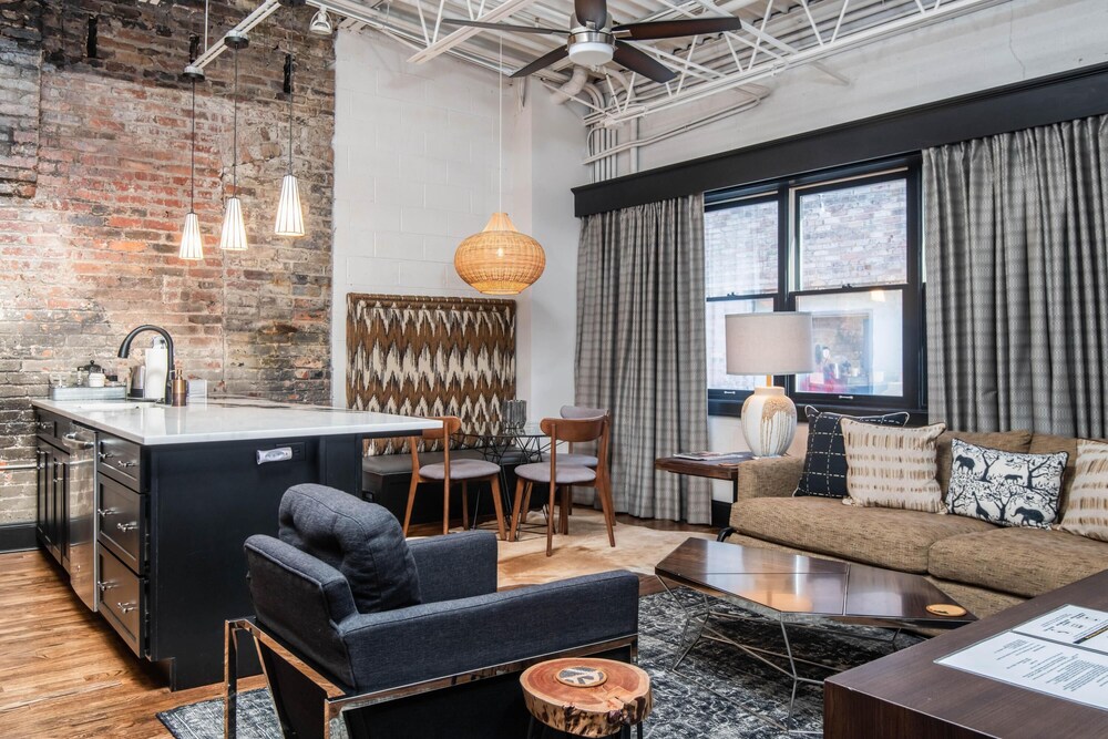 80 LEX 204 Industrial Chic Free Parking