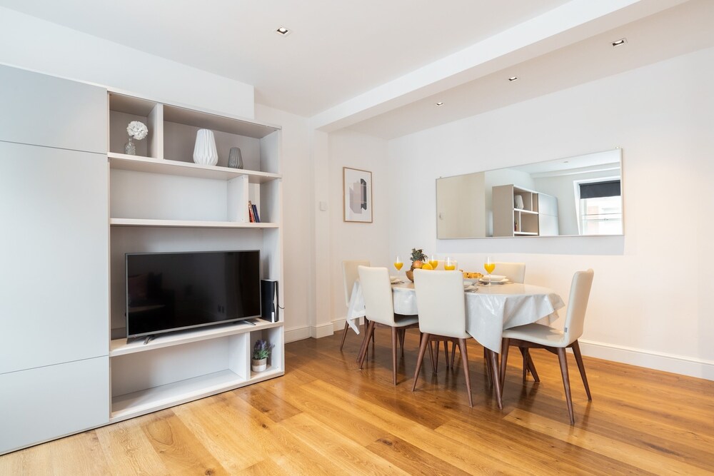 Stylish 2BR 2BA by the Heart of Soho