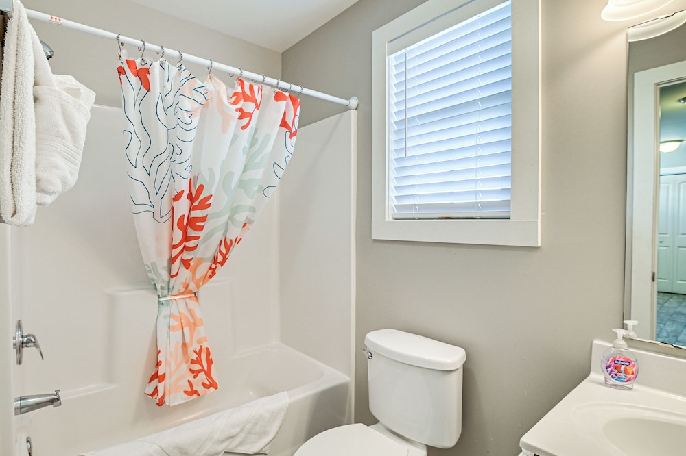 Walk to Shore: Myrtle Beach Home w/ Pool Access!