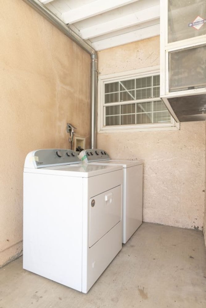 Charming Spacious Home - Modern Comforts Prime Location