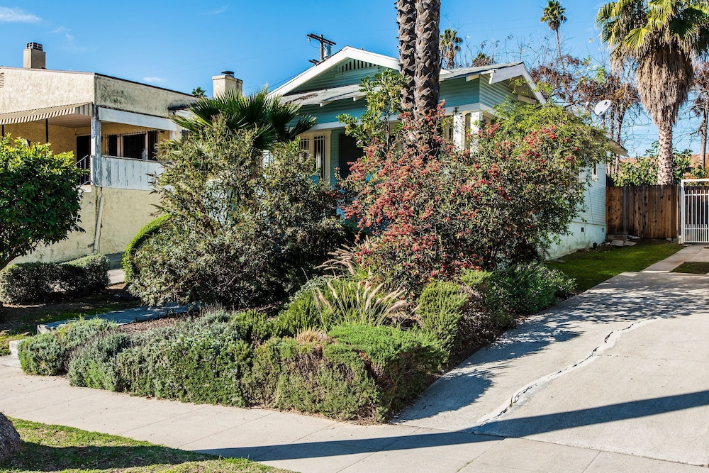 Charming 2 Bedroom Bungalow in Silver Lake