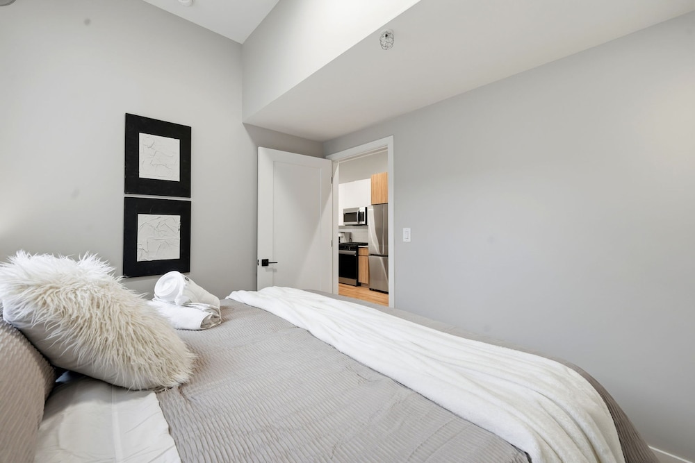 Comfy Condo - Gym Free Parking Modern Amenities