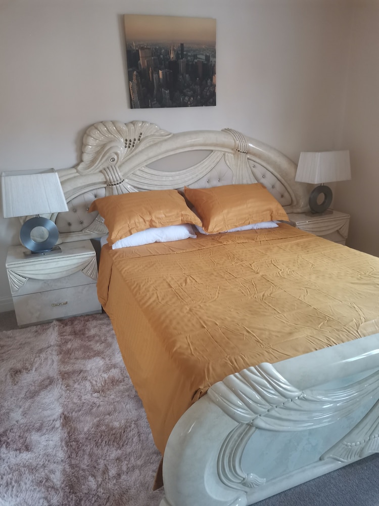 Beautiful 1-bed House in Manchester view 3