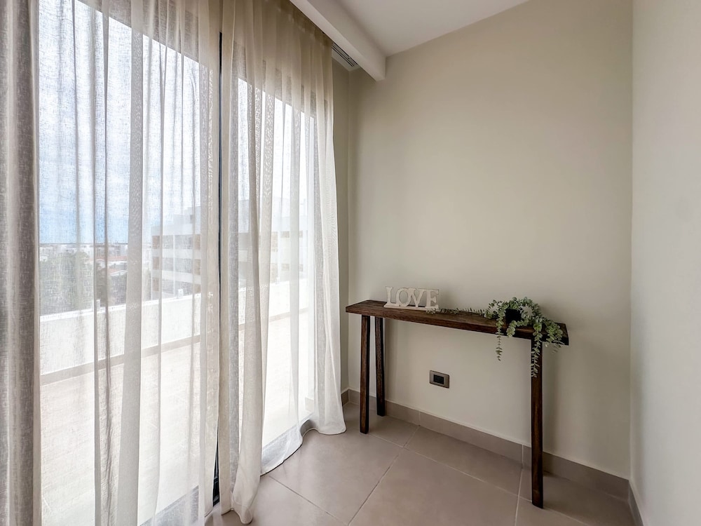 4 Bedroom Beach Penthouse w Private Rooftop