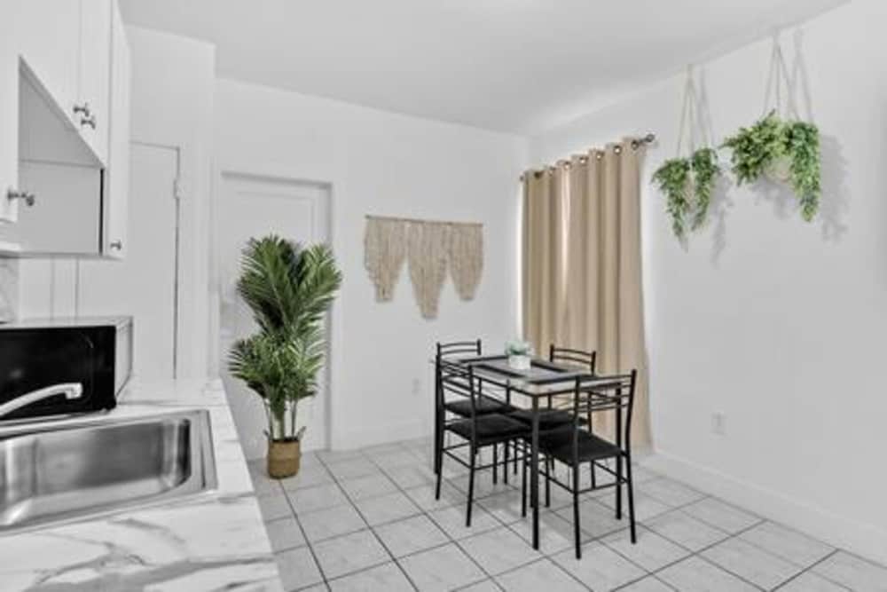 1834 SW 27th Ave 2 Vibrant Miami Getaway 2 Beds Near Beach Port