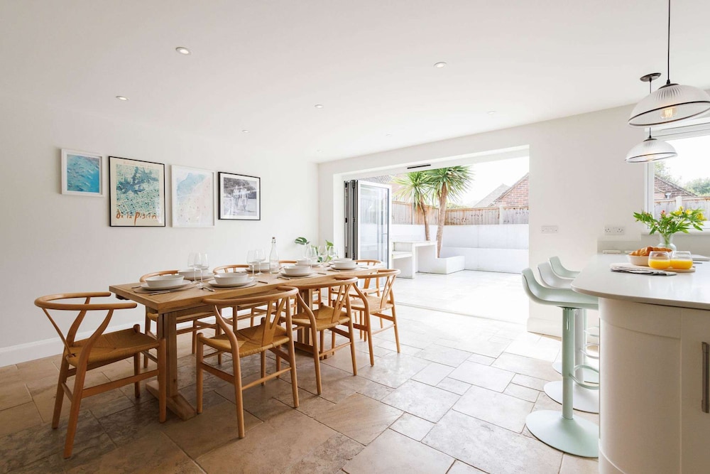 Chic 4-bed Coastal Retreat in Heart of Bosham