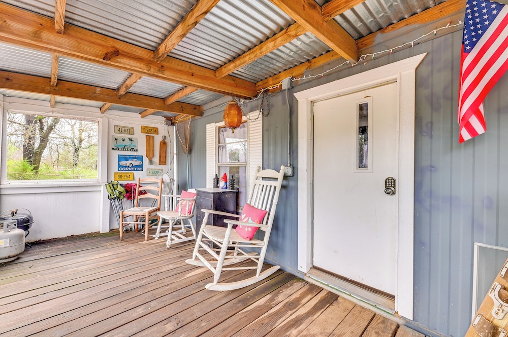 Fenced Yard: Quaint Cabin Near Lake Texoma!