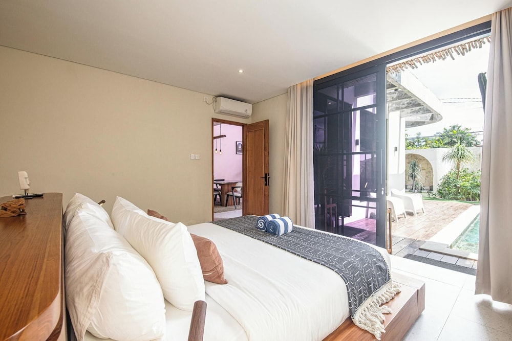 Chic 4-br Villa in Central Seminyak, Beach 5 Mins