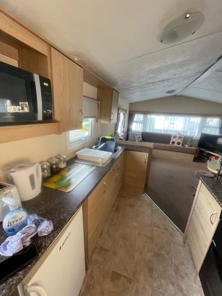 3 Bed Caravan - Sleeps 8 - Pets - Parking - Wifi