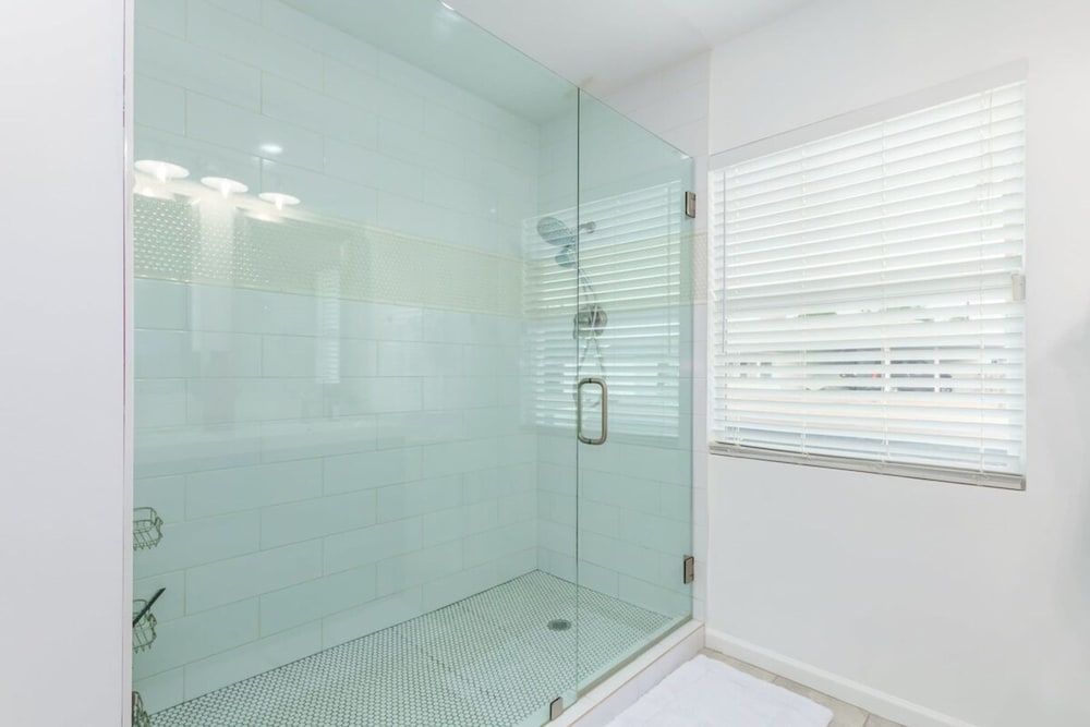 Ochenta Modern Retreat Htd Pool Spa Putt Grn Gym