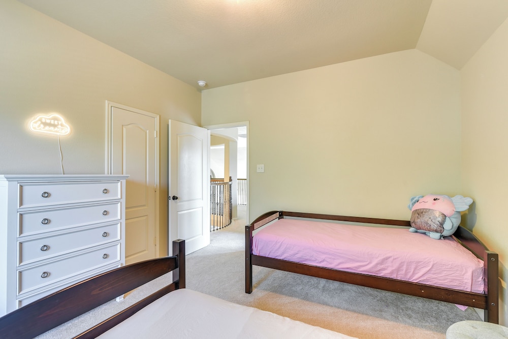 26 Mi to Houston: Spacious Home w/ Fenced Yard!