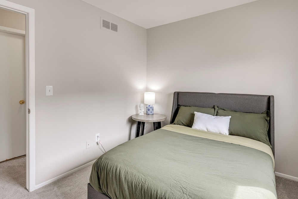 3 Mi to Dtwn Royal Oak: Getaway w/ Fenced Yard!