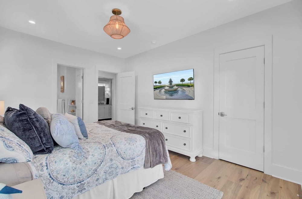 Walk to the Beach + Private Pool, Rooftop Terrace, Balcony 3602 Cameron
