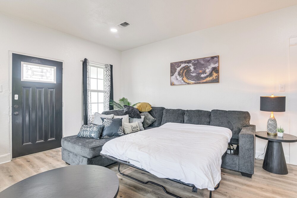 < 1 Mi to Beaches: Galveston Retreat w/ Patio!