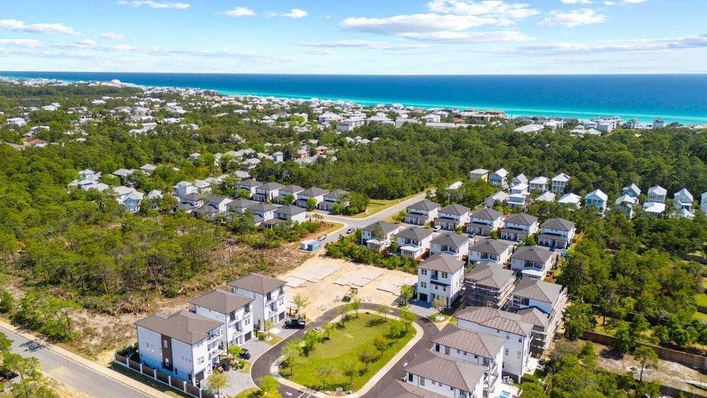 Pool, Hot Tub, Firepit, Walk to Beach Near Gulf Place