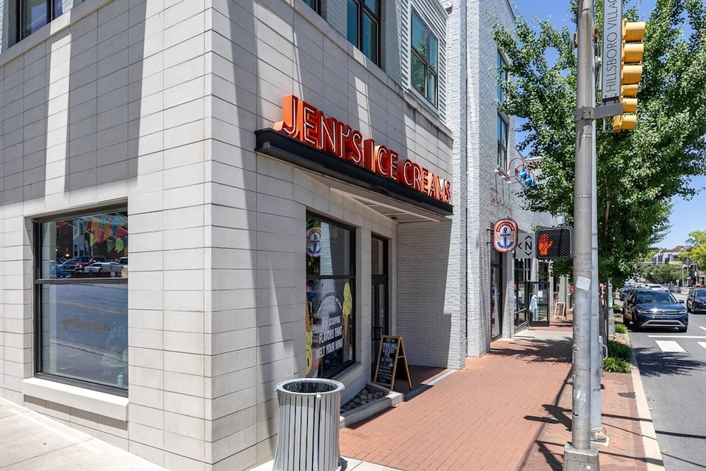 The Nomad 64-person Hillsboro Village Retreat Studio 1BR Spaces
