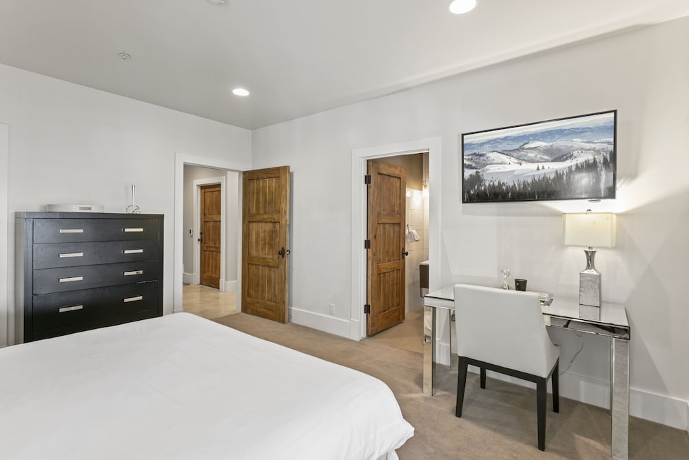 6977 Silver Lake Drive - 5 Bedroom Private Home with Hot Tub 5 Home