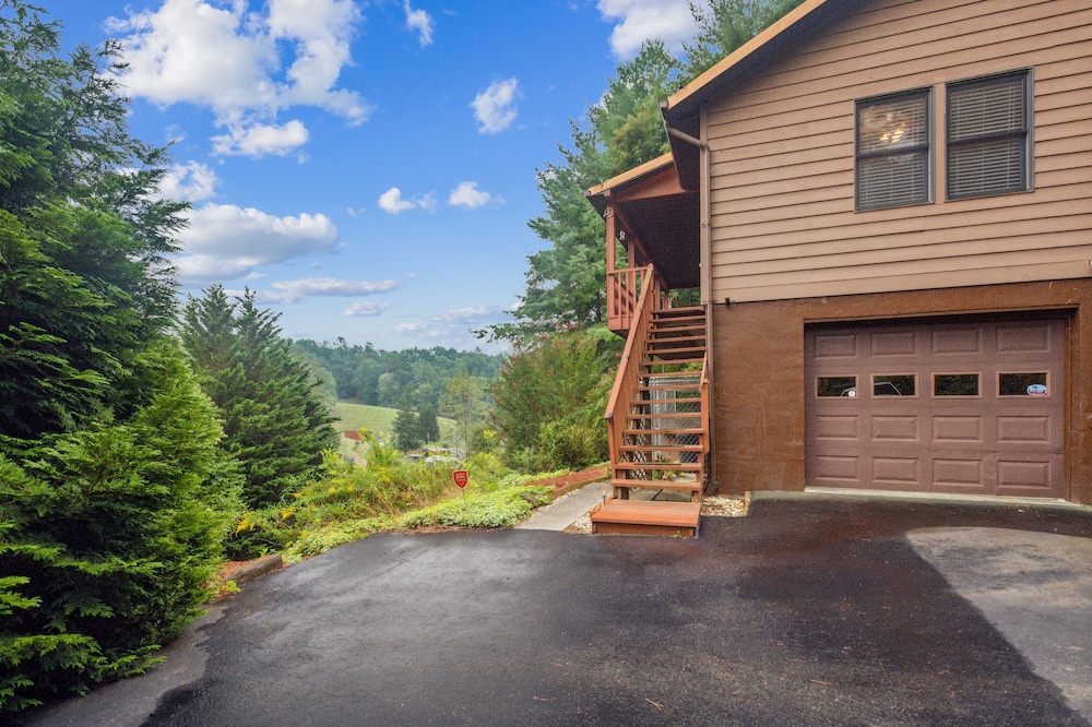Whispering Pines - Spectacular Views & Hot Tub 3 Bedroom Home view 4