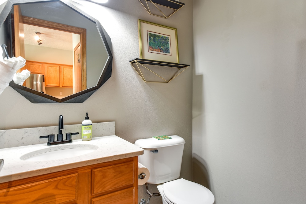 Cozy Iowa City Home ~ 2 Mi to Kinnick Stadium! view 2