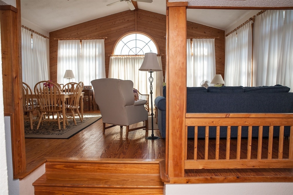 Chez-toni 3 Bedroom Cottage by RedAwning