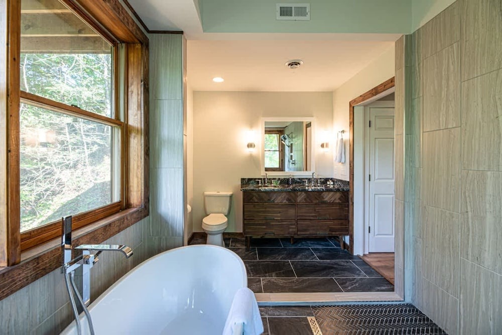 Pet-friendly Hot Tub Soaker Tub Grill Full Kitchen