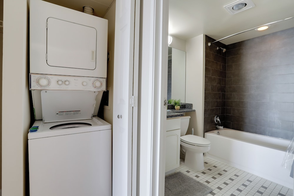 Modern 2BR Stay Near DC Arlington VA