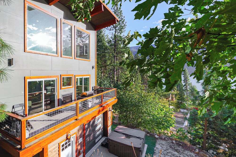 Lake Wenatchee Getaway w/ Water & Mountain Views! view 2