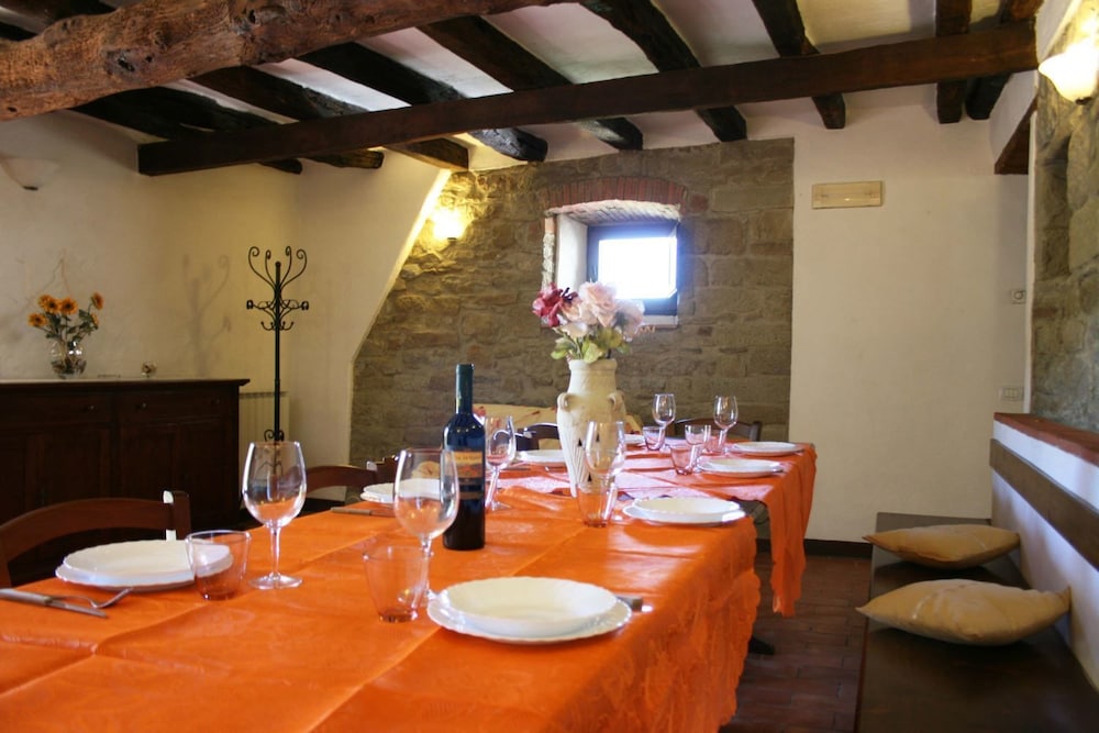 Cortona Vacations - Stunning private villa with private pool, WIFI, TV, pets allowed and parking, close to Cortona - Property Image 2