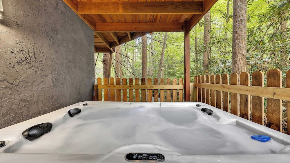 Lakeside Cabin w/ Hot Tub, Fireplace Near Dollywood & Trails Smoky Shores Retreat by Avantstay