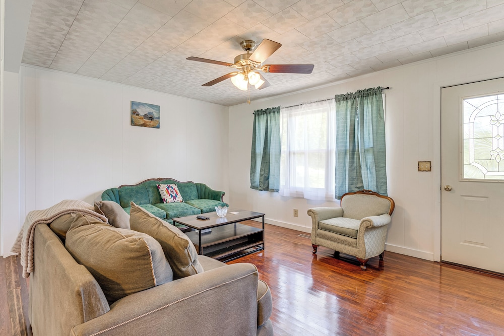 5 Mi to Chatuge Lake: Hayesville Hideaway!